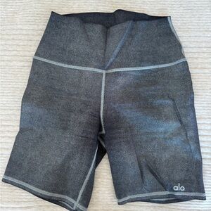 7" High-Waist Biker Short (shine grey)